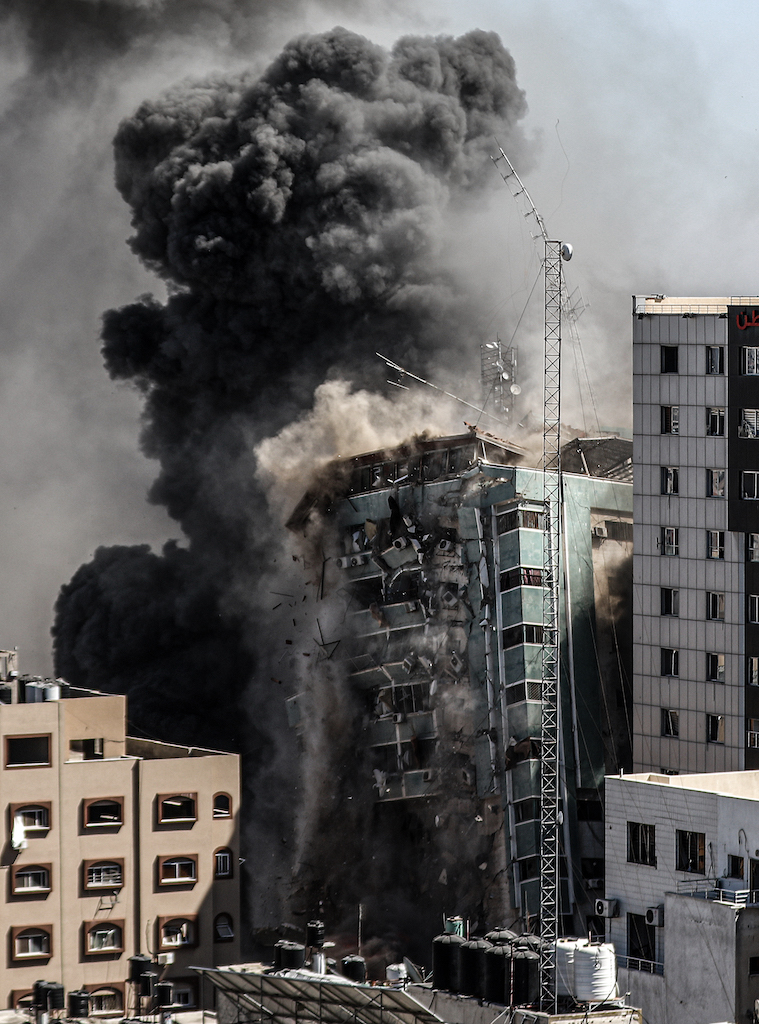 İsrail ordusu, Gazze kentinde basın ofislerinin olduğu yüksek katlı bir binayı vurdu.