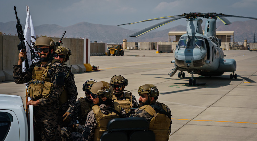 Amerikan askeri üniformalarıyla görülen Taliban üyeleri