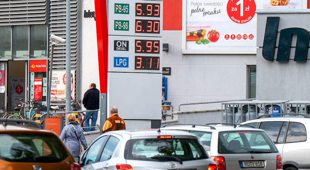 Almanya-Polonya sınırındaki benzin istasyonunda ucuz benzin 