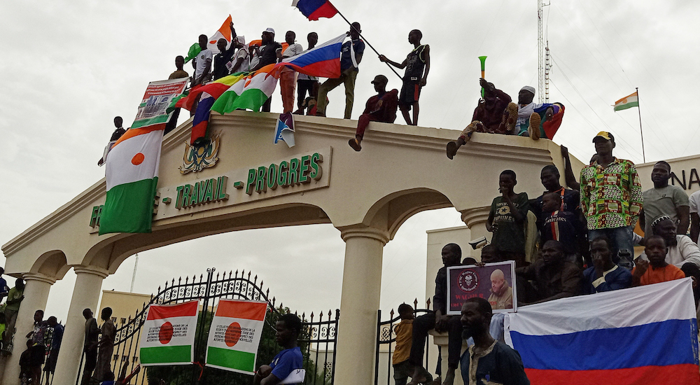 Nijer’in başkenti Niamey’de toplanan askeri yönetim destekçileri