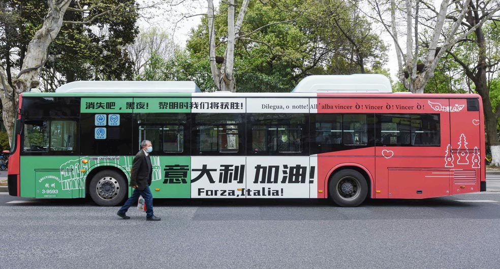 İtalya'ya destek veren Çin otobüsleri