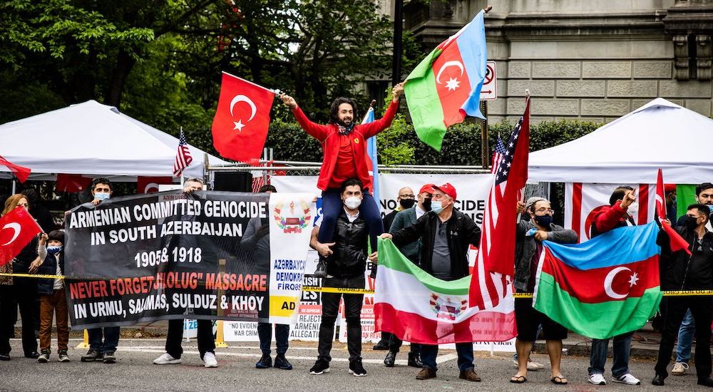 Türkiye vatandaşları, Türk kökenli Amerikalılar ve Azerbaycanlılar Biden’in açıklamasını protesto etti.