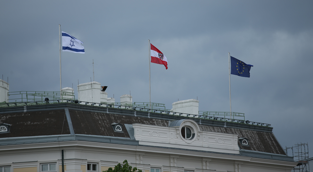 Avusturya Başbakanlığı binasında İsrail bayrağı