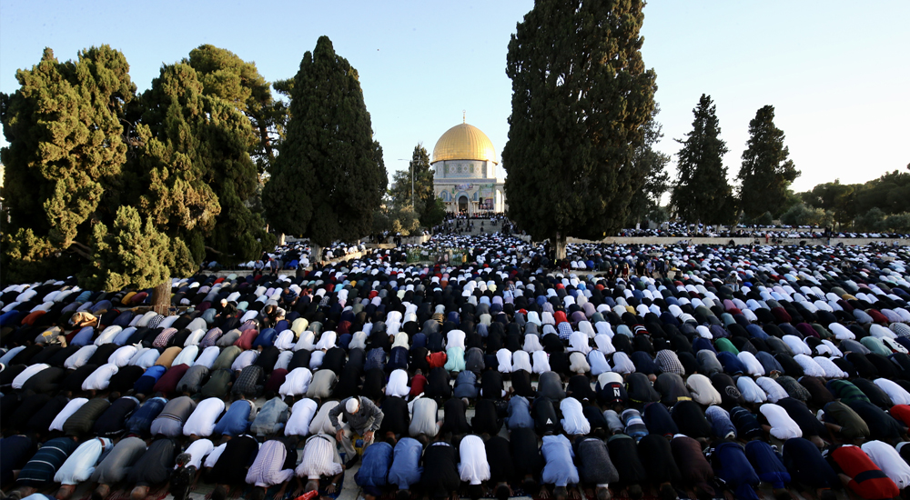 Mescid’i Aksa’da bir araya gelen Müslümanlar, Ramazan Bayramı namazını kıldı.