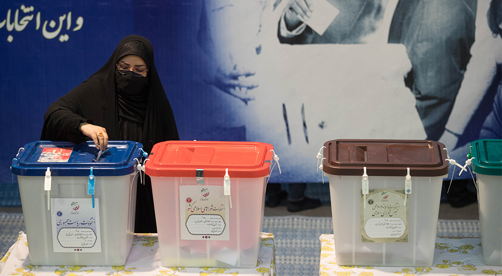 İran’da vatandaşlar yeni Cumhurbaşkanını seçmek için sandık başına gitti.