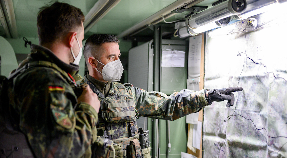 İki Alman asker, Wildflecken'deki NATO savaş tatbikatında görülüyor.