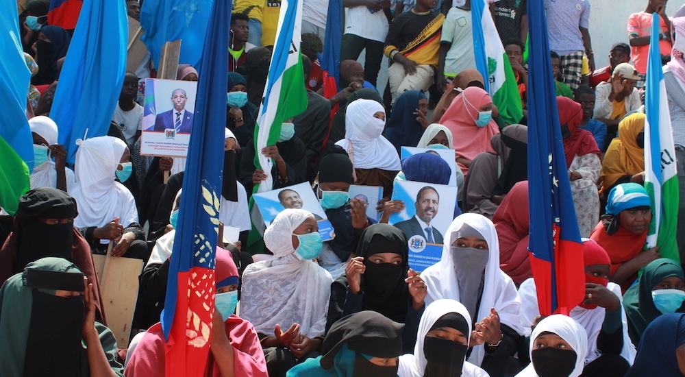 Somali'de binlerce kişinin katılımıyla eş-Şebab terör örgütüne karşı gösteri gerçekleştirildi.