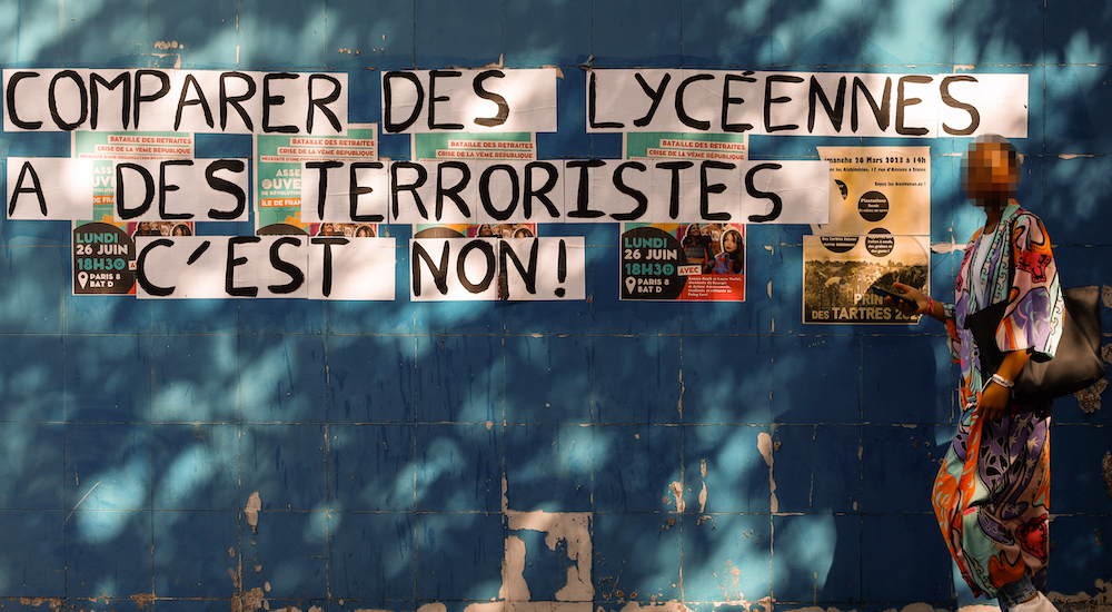 Fransa'da duvarda, “Liseli kızları teröristlerle karşılaştırmak doğru değil!” ifadeleri