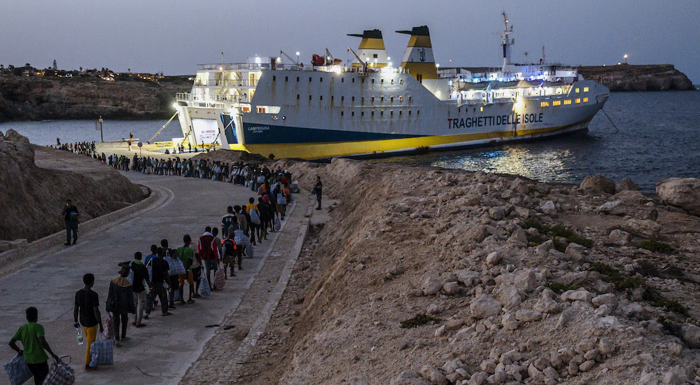 İtalya'nın Lampedusa Adası'nda bulunan düzensiz göçmenler