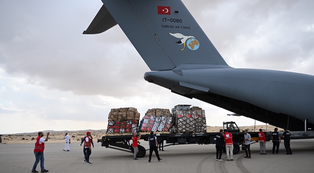 Gazzeli siviller için Türkiye'nin insani yardımlarını taşıyan üçüncü uçak
