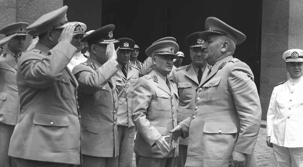 Org. Cemal Gürsel (sağda), komutanlarla