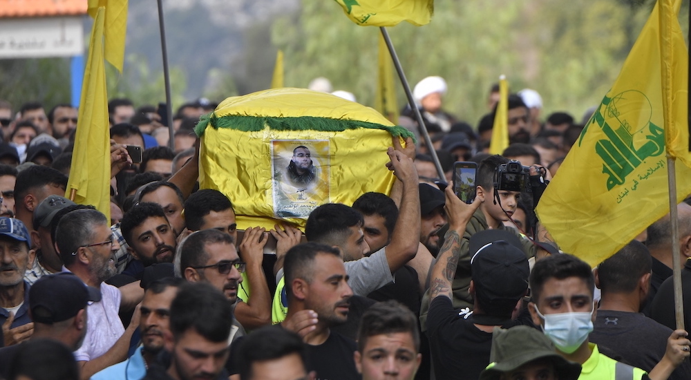 İsrail'in saldırısında hayatını kaybeden Hizbullah üyelerine tören