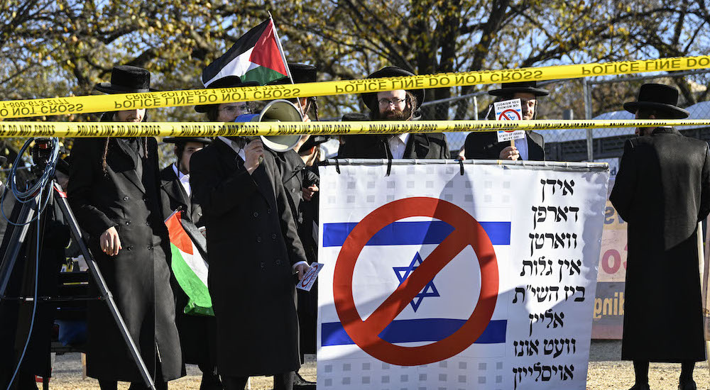 siyonizm karşıtı Ortodoks Yahudi grup ile İsrail yanlısı göstericiler 