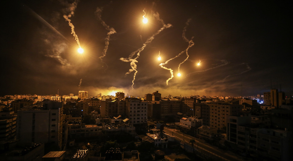 İsrail, Gazze kentindeki Al-Shati Kampı bölgesine aydınlatma fişeği attı.