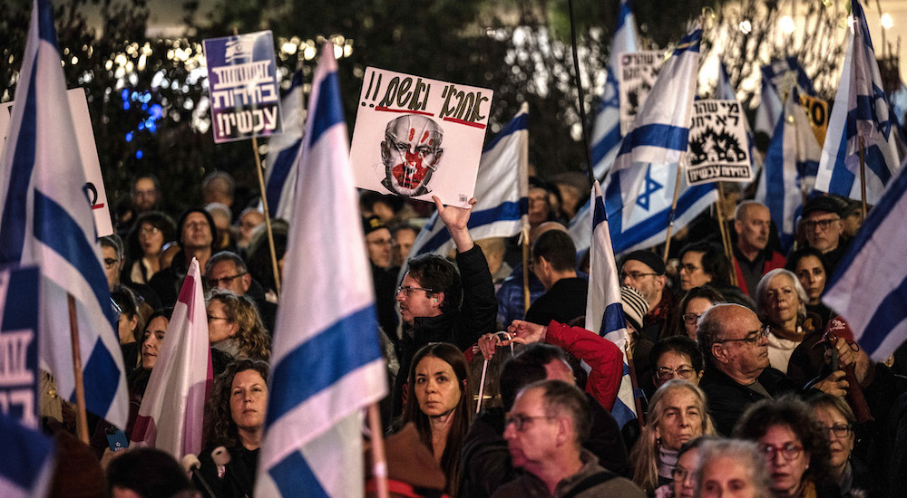 Tel Aviv’deki Habima Meydanı'nda göstericiler