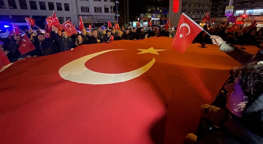 Bursa'da bayraklı yürüyüş