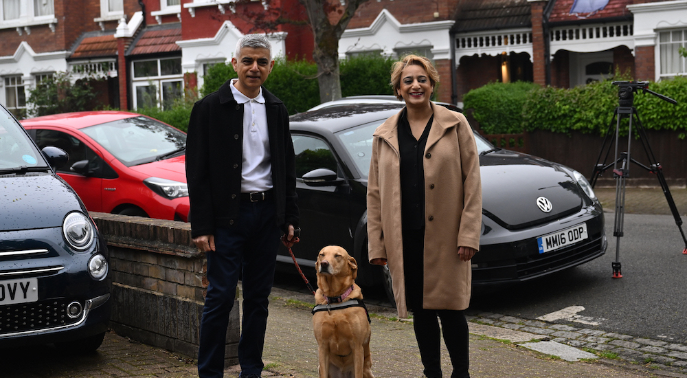 Londra Belediye Başkanı Sadiq Khan ve eşi Saadiya köpekleri Luna 