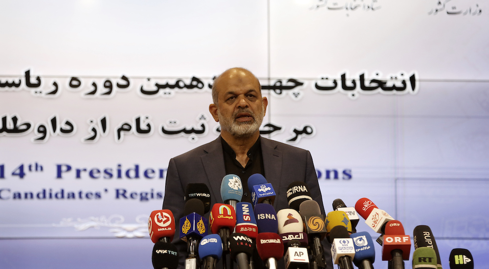 İran İçişleri Bakanı Ahmed Vahidi basın toplantısında