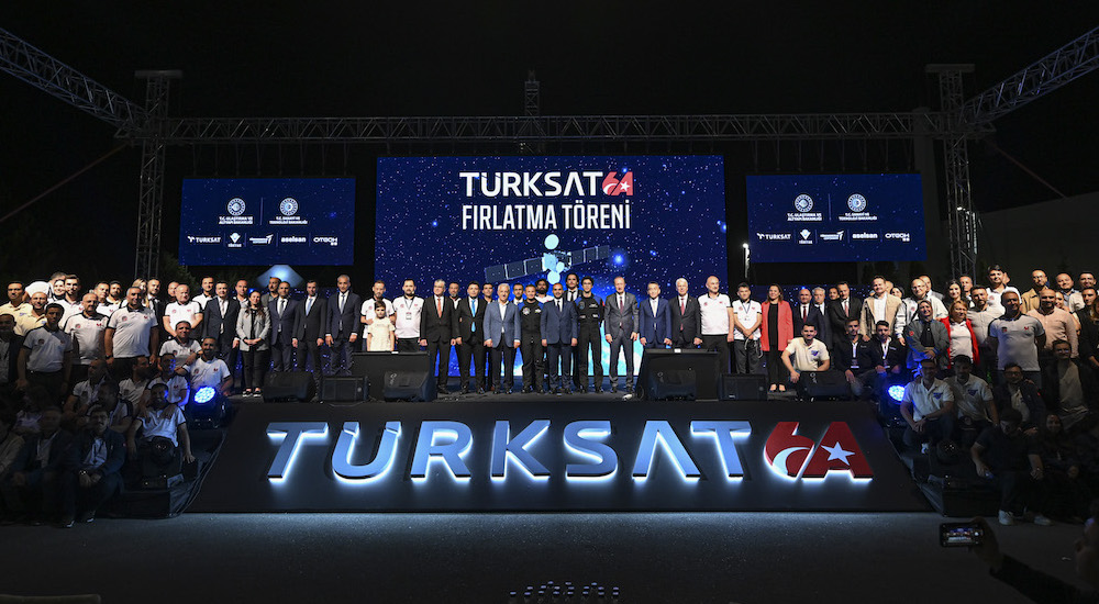 Sanayi ve Teknoloji Bakanı Fatih Kacır, Türksat ekibiyle aile fotoğrafı çektirdi.
