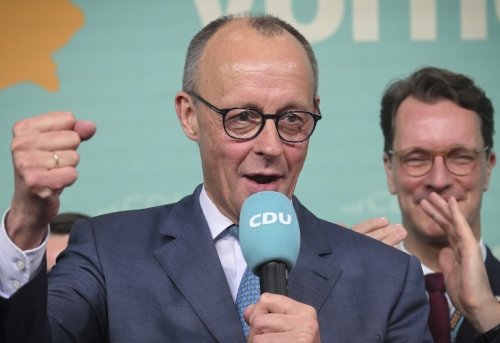 İki Aşırı Uç Arasında Almanya Demokrasisi