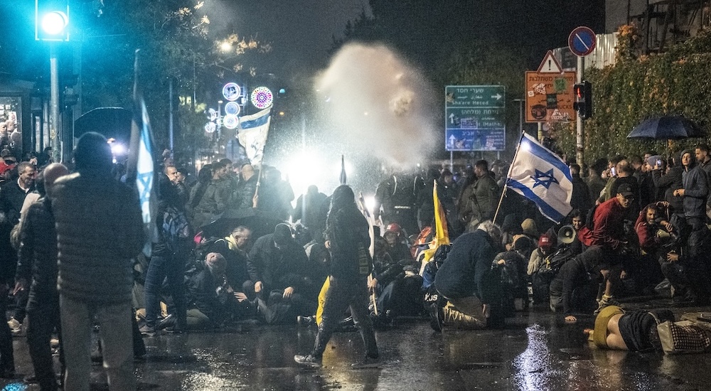  İsrail'de on binlerce kişi Netanyahu ve hükümetine karşı gösteriler düzenliyor