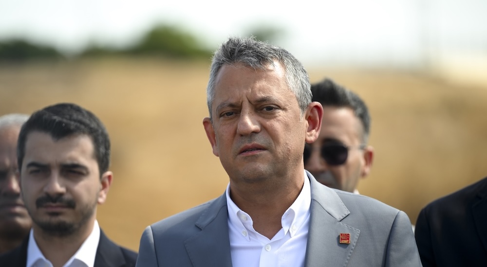 Özgür Özel gazetecilere açıklama yapıyor