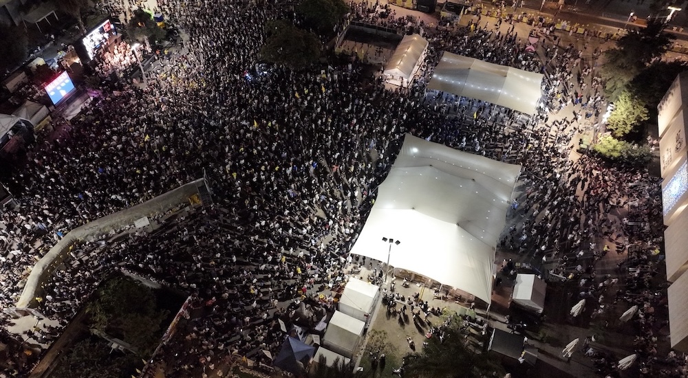 Rehineler Meydanı'nda göstericiler