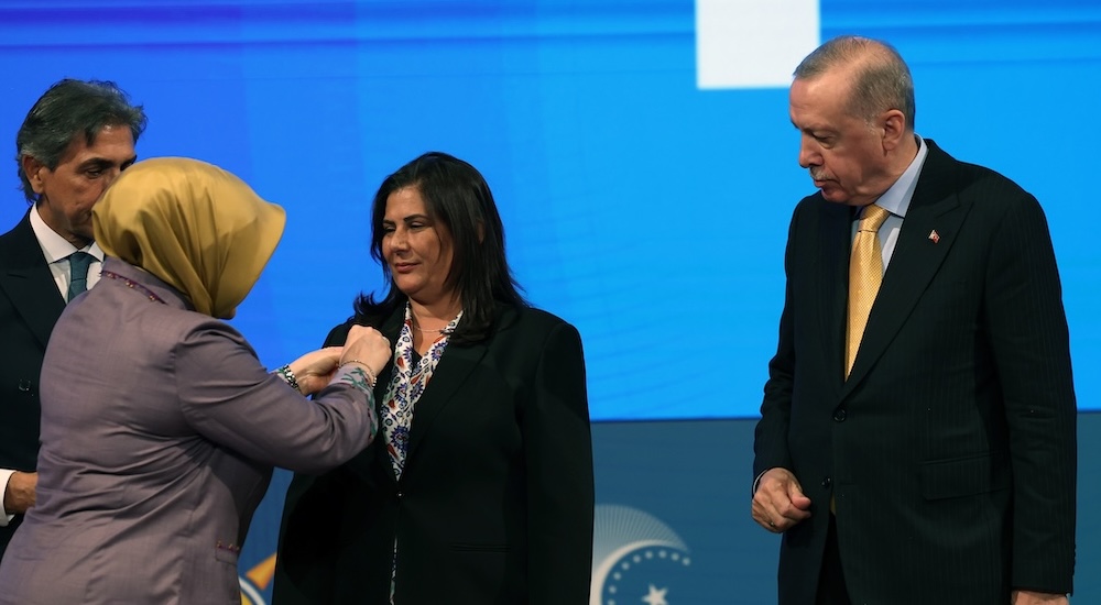 AK Parti'ye katılan Özlem Çerçioğlu