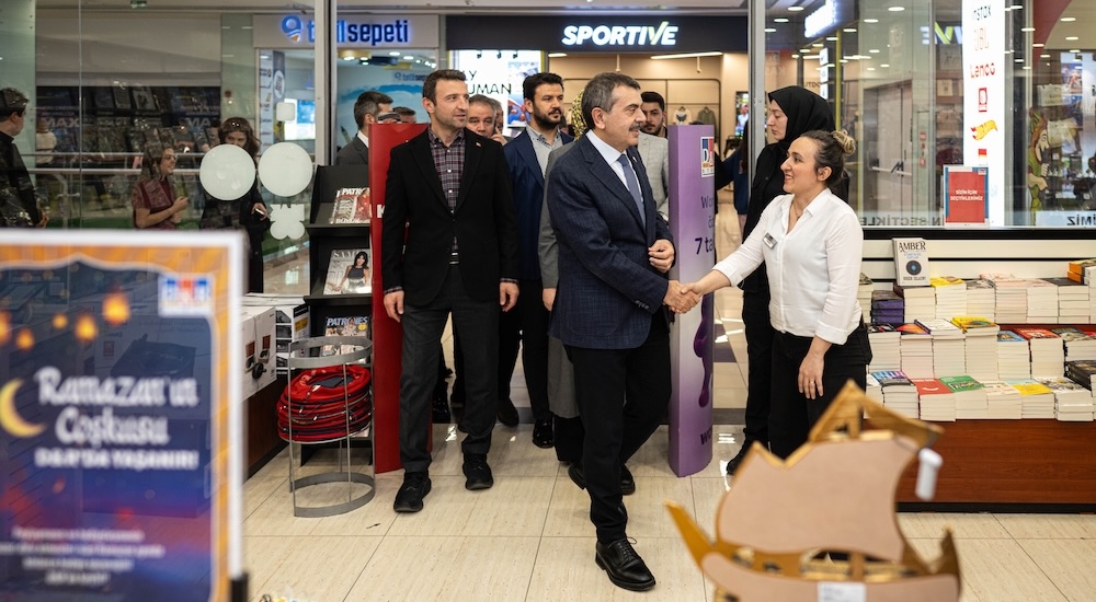 Yusuf Tekin, D&R mağazasında
