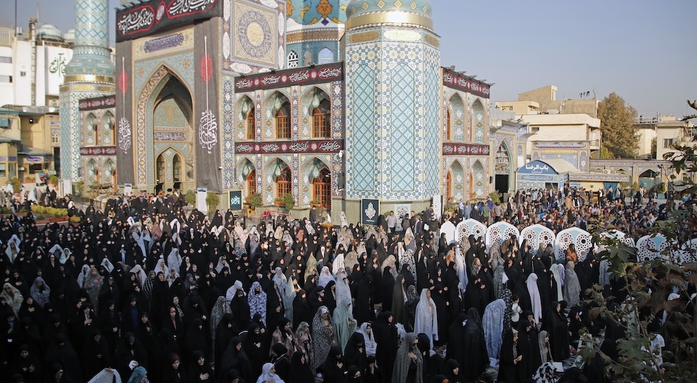 İran İmamzade Saleh türbesinde namaz kılıp yağmur duası yapıldı.