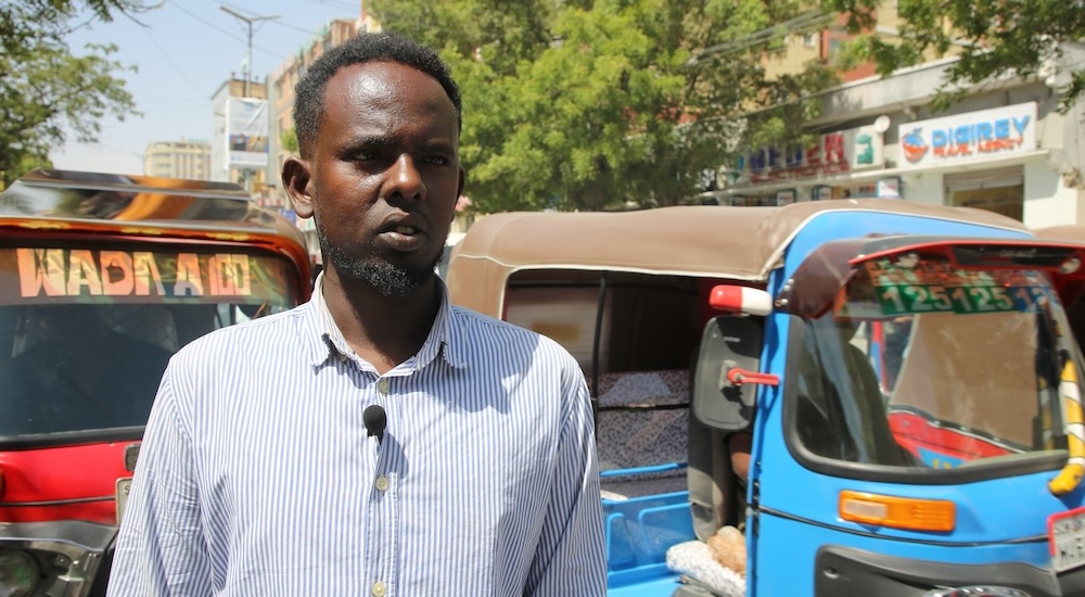 Başkent Mogadişu'da AA muhabirine konuşan Somalililer