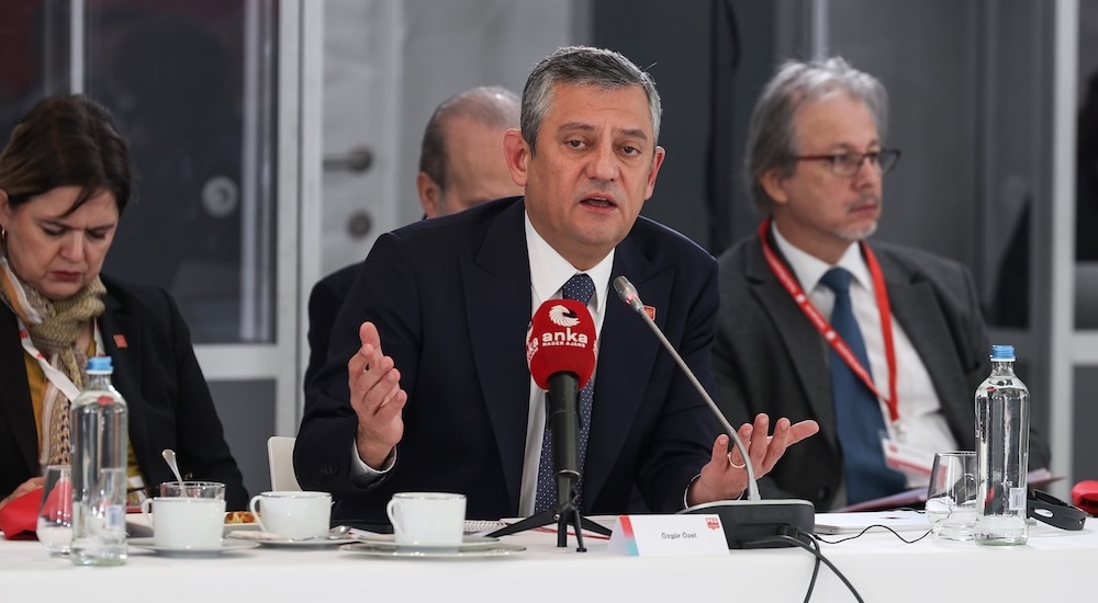 Sevgiyle Hükümet Devrilir mi