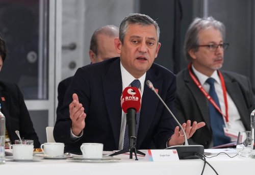 Sevgiyle Hükümet Devrilir mi