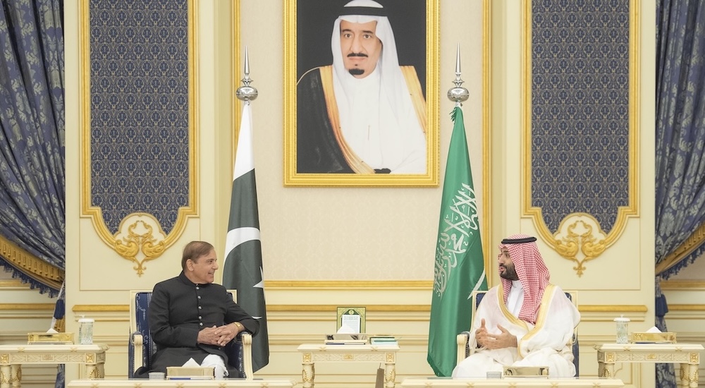 Şahbaz Şerif ve Muhammed bin Selman Es-Selam Sarayı'nda 