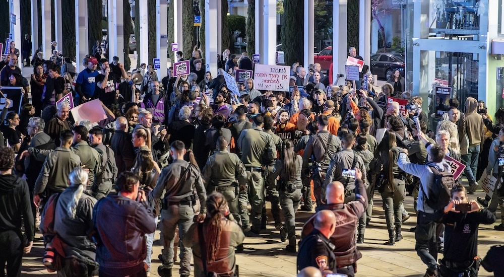İsrail Habima Meydanı'nda savaş karşıtı protesto