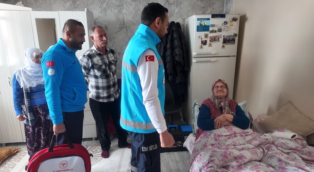  Bitlis'te yaşlı bakım ziyareti