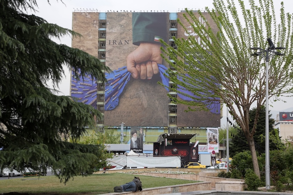 Tahran’daki Vanak Meydanı’nda dev afiş
