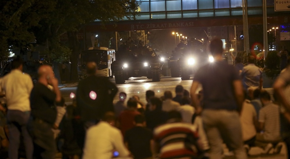 Ankara'da toplanan vatandaşlar