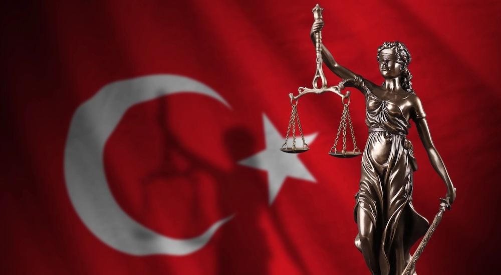 Türk bayrağı ve adalet terazisi